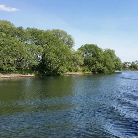 Traumhaus-auf-dem-wasser-modernisiertes-hausboot-13-x-4-m *