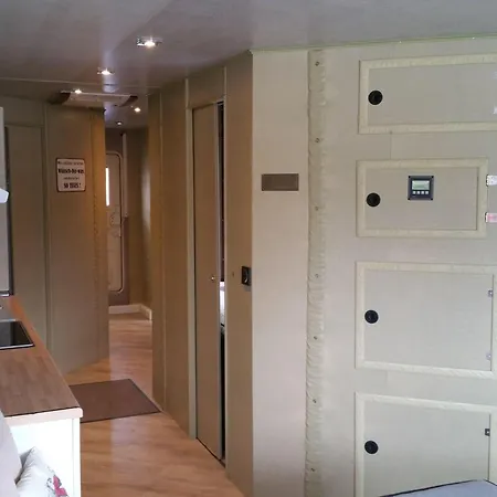 Traumhaus-auf-dem-wasser-modernisiertes-hausboot-13-x-4-m Kutzkow