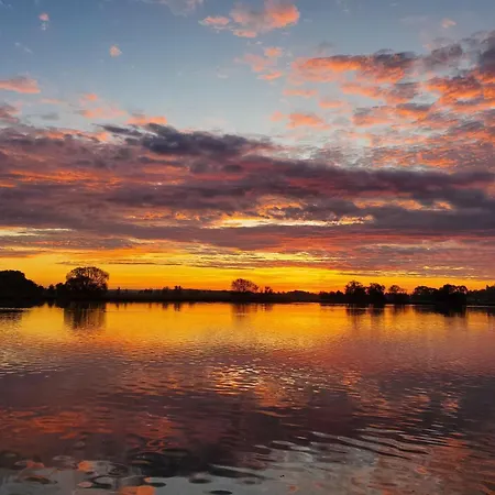 Traumhaus-auf-dem-wasser-modernisiertes-hausboot-13-x-4-m בית נופש *