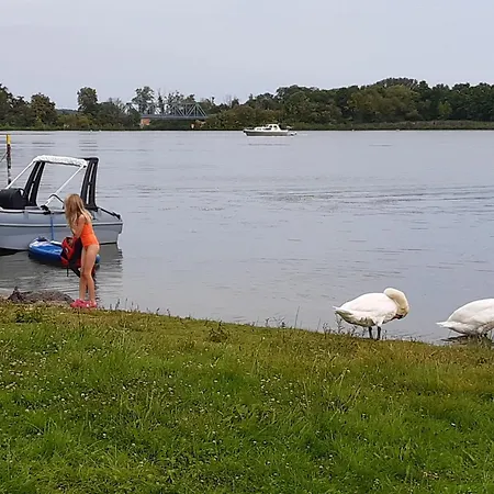 Traumhaus-auf-dem-wasser-modernisiertes-hausboot-13-x-4-m בית נופש Kutzkow