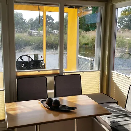 Traumhaus-auf-dem-wasser-modernisiertes-hausboot-13-x-4-m *