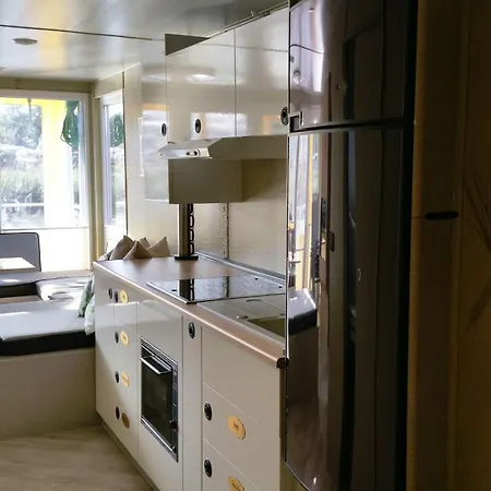 Traumhaus-auf-dem-wasser-modernisiertes-hausboot-13-x-4-m