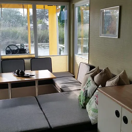 Traumhaus-auf-dem-wasser-modernisiertes-hausboot-13-x-4-m בית נופש