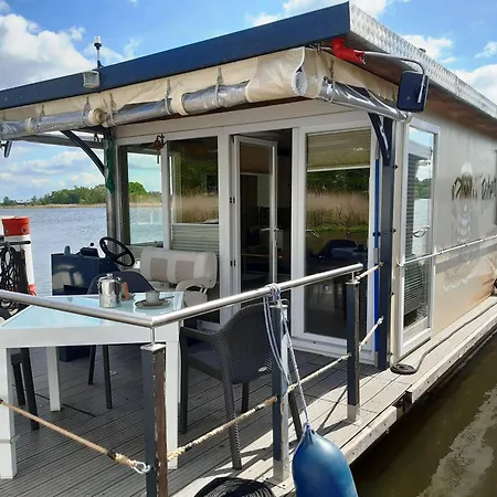 Traumhaus-auf-dem-wasser-modernisiertes-hausboot-13-x-4-m * Kutzkow