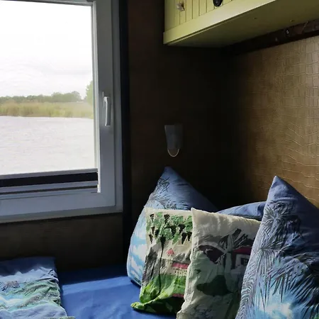 Traumhaus-auf-dem-wasser-modernisiertes-hausboot-13-x-4-m