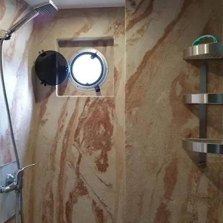 בית נופש Traumhaus-auf-dem-wasser-modernisiertes-hausboot-13-x-4-m