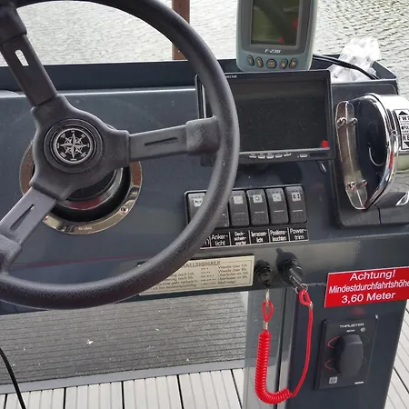 Traumhaus-auf-dem-wasser-modernisiertes-hausboot-13-x-4-m *