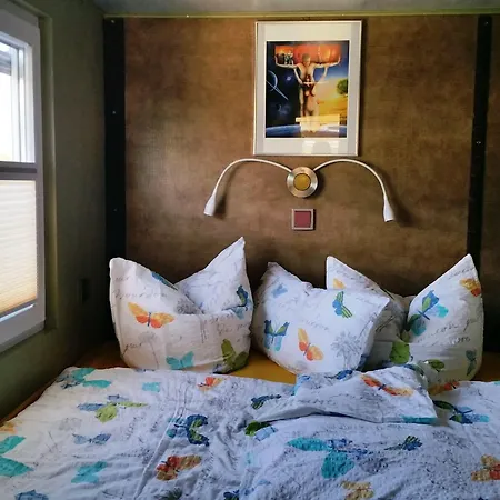 Traumhaus-auf-dem-wasser-modernisiertes-hausboot-13-x-4-m * Kutzkow