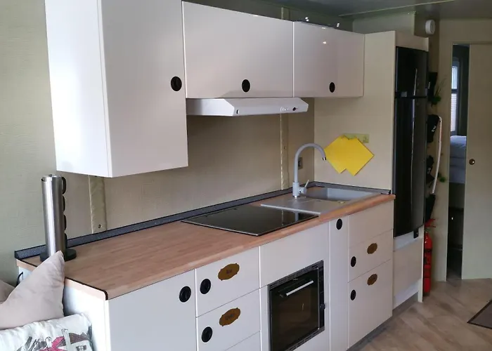 بيت للعطل Traumhaus-auf-dem-wasser-modernisiertes-hausboot-13-x-4-m