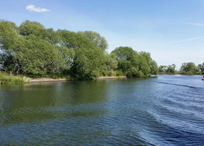 Traumhaus-auf-dem-wasser-modernisiertes-hausboot-13-x-4-m *