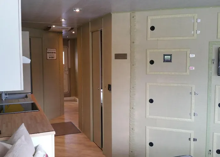 Traumhaus-auf-dem-wasser-modernisiertes-hausboot-13-x-4-m Kutzkow