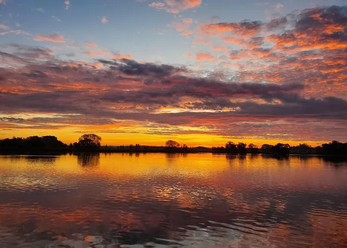 Traumhaus-auf-dem-wasser-modernisiertes-hausboot-13-x-4-m بيت للعطل *