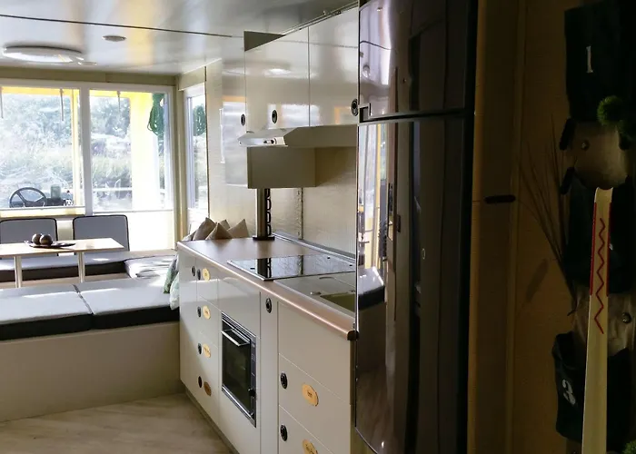 Traumhaus-auf-dem-wasser-modernisiertes-hausboot-13-x-4-m