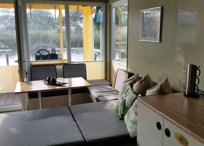 Traumhaus-auf-dem-wasser-modernisiertes-hausboot-13-x-4-m بيت للعطل