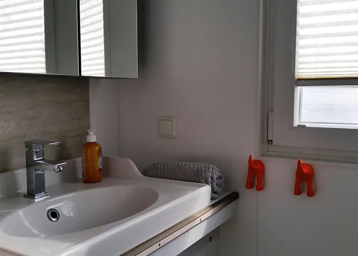 بيت للعطل Traumhaus-auf-dem-wasser-modernisiertes-hausboot-13-x-4-m *