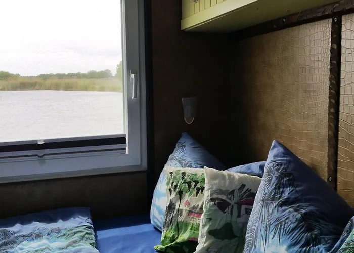 Traumhaus-auf-dem-wasser-modernisiertes-hausboot-13-x-4-m