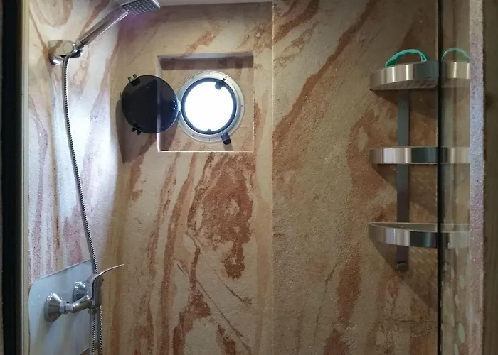 بيت للعطل Traumhaus-auf-dem-wasser-modernisiertes-hausboot-13-x-4-m