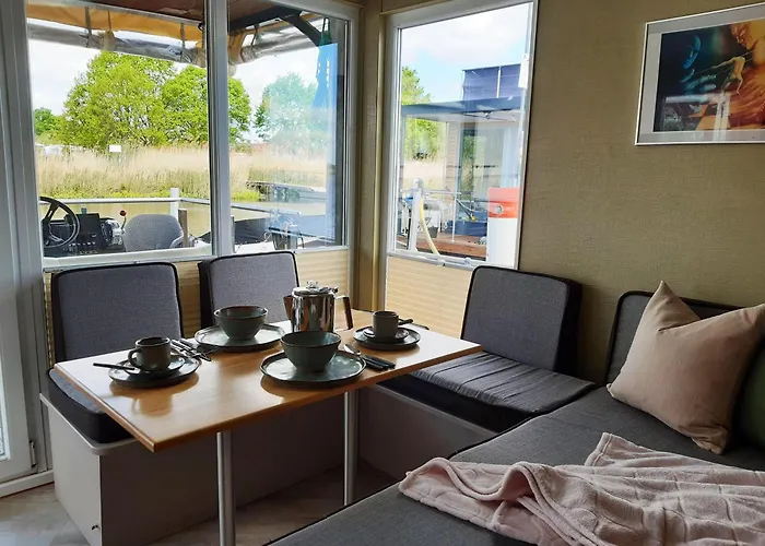 بيت للعطل Traumhaus-auf-dem-wasser-modernisiertes-hausboot-13-x-4-m Kutzkow