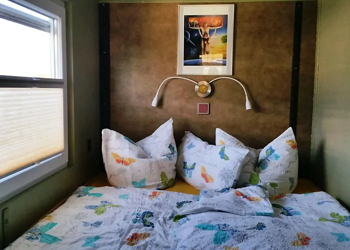 Traumhaus-auf-dem-wasser-modernisiertes-hausboot-13-x-4-m * Kutzkow