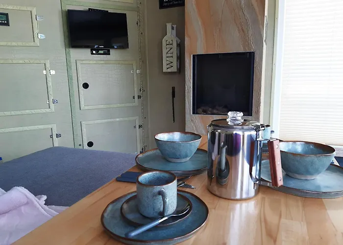 بيت للعطل Traumhaus-auf-dem-wasser-modernisiertes-hausboot-13-x-4-m